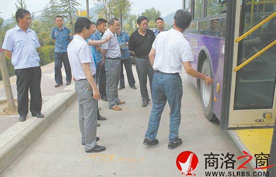 市交通運(yùn)輸局副局長黃恒林帶領(lǐng)市運(yùn)管處檢查公交車輛安全