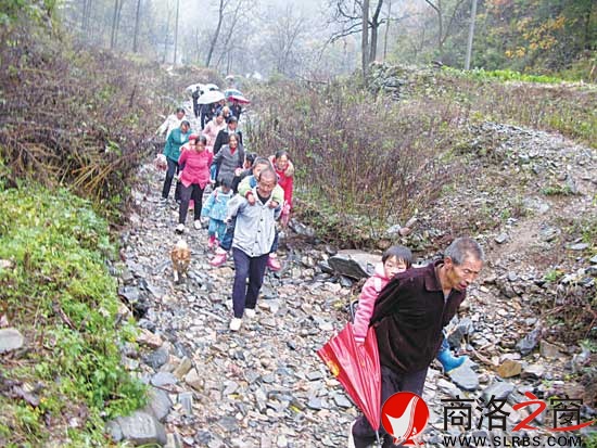 凹凸不平的小河溝是天橋3個組群眾接送孩子上學的必經(jīng)之路