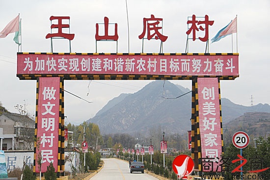 經(jīng)過全面普修，沙河子鎮(zhèn)王山底村的通村公路優(yōu)美整潔，成為一道亮麗風(fēng)景。