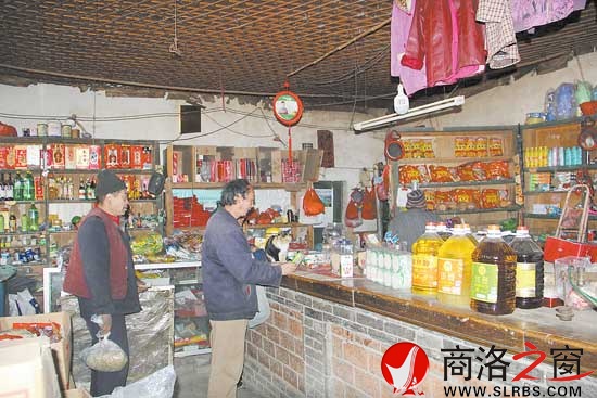 原供銷社是這里的最大商店，有好些年月的柜臺顯示著它的歷史。