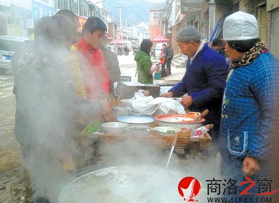 在熱氣騰騰的鍋邊，買羊肉套的食客排起了隊。