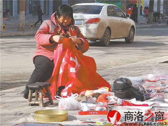 趁著陽光正好，擺地攤的老人不忘做做手工活。