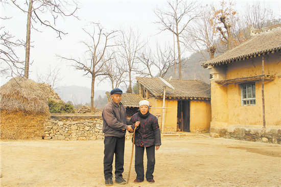 偌大的山嶺上，只留下南岳民和吳桂香夫婦倆孤獨(dú)的身影。