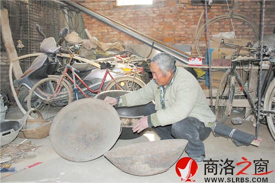 回憶起曾經(jīng)艱苦的歲月，付發(fā)喜老人難以忘懷補(bǔ)鍋時的場面。時間雖然過去了很久，但是曾經(jīng)補(bǔ)了又補(bǔ)的鍋一直被他珍藏。
