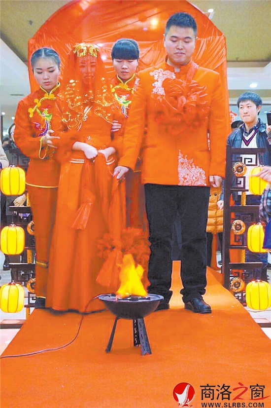 新娘跨火盆、過(guò)馬鞍，一生平平安安。