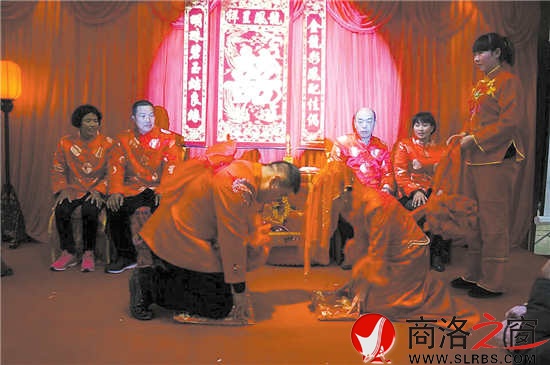 夫妻對拜頭碰頭，夫妻恩愛到白頭。