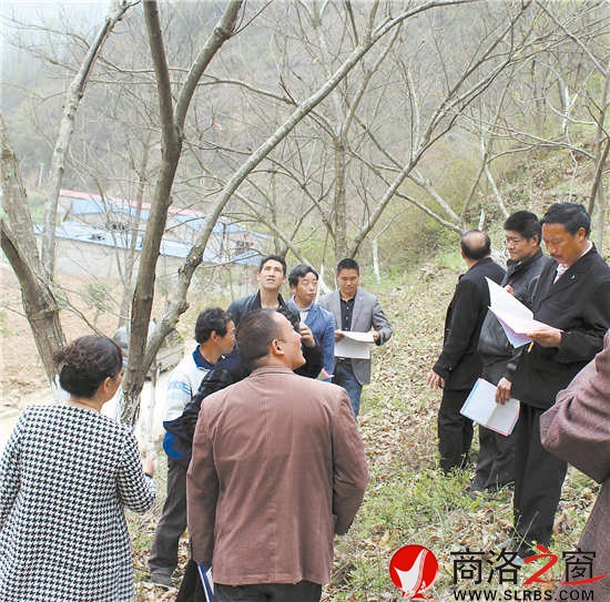林業(yè)技術(shù)人員來到果園現(xiàn)場開展板栗科管培訓向群眾發(fā)放科普宣傳資料