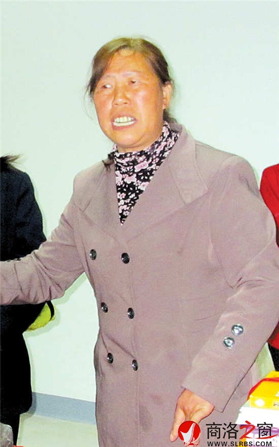 自樂班領(lǐng)頭人、今年56歲的常善秀在唱《花墻會(huì)》。