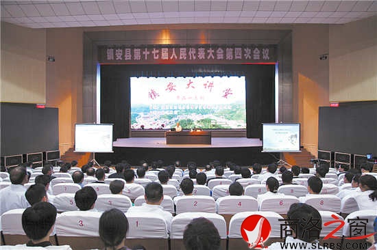 縣“兩會(huì)”期間，縣人大代表、政協(xié)委員聽(tīng)棚改知識(shí)講座、議報(bào)告。