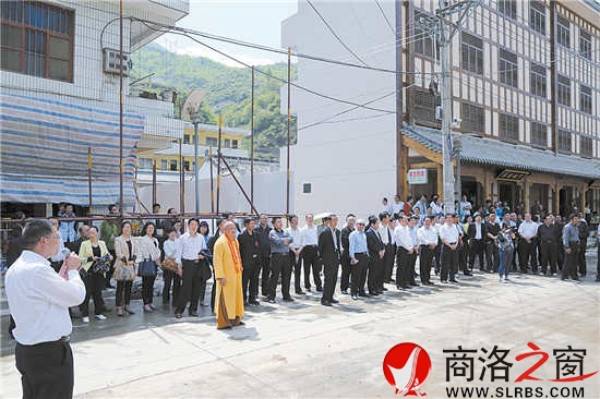 縣政協(xié)委員觀摩鎮(zhèn)云一體化建設(shè)工程、議報(bào)告。