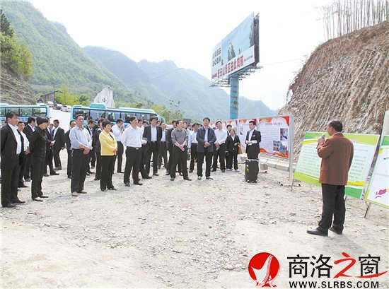 縣人大代表觀摩磨石溝美麗鄉(xiāng)村建設(shè)工作、議報(bào)告。