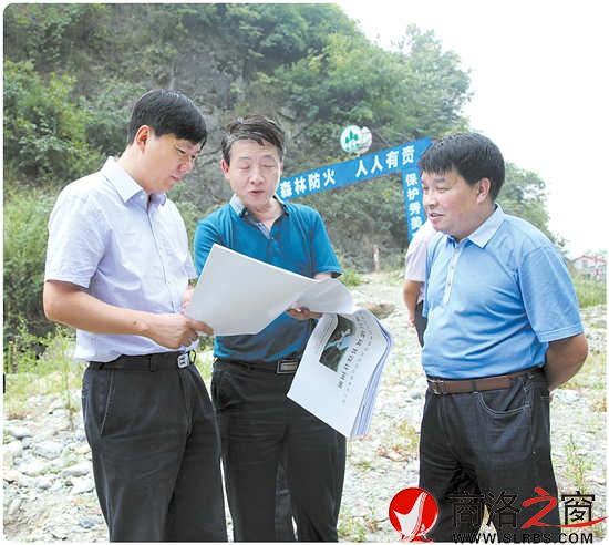 商洛市委常委、鎮(zhèn)安縣委書(shū)記李波（左），鎮(zhèn)安縣政府縣長(zhǎng)璩澤濤（右）檢查指導(dǎo)重大項(xiàng)目建設(shè)工作。