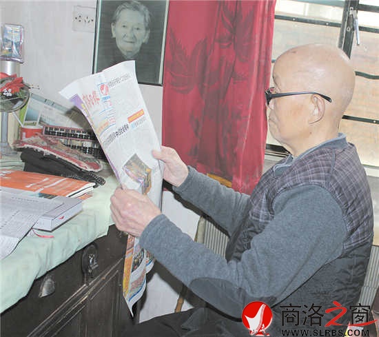 每天看電視、讀報瀏覽新聞是武長茂老人雷打不動的習(xí)慣。