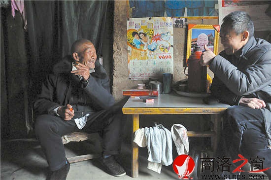 白天景老人接受采訪，暢談自己創(chuàng)作的快板。