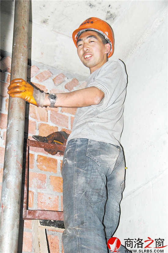80后工人魚永超熱愛著自己的這份工作，說起工作熱情很高。