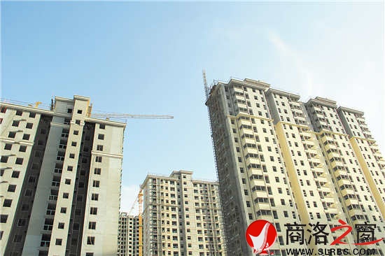 這些積累著建筑工人汗水和辛苦的高樓，在藍(lán)天白云的襯托下格外美麗璀璨，同時也印證了商洛發(fā)展的腳步，為商洛這座城市增光添彩。