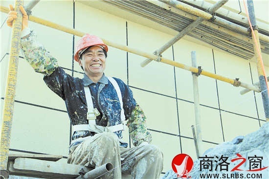 說起遠(yuǎn)方的家人，李義平的臉上不自覺地露出了甜甜的微笑。