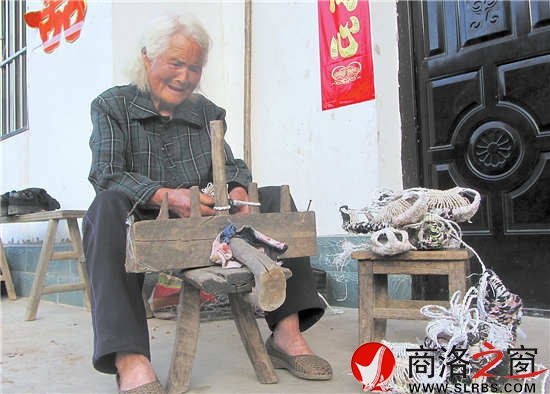 雖然已經(jīng)77歲高齡，但是繩索在唐翠花手上靈活自如地翻轉(zhuǎn)著，她的雙手長(zhǎng)滿了厚厚的老繭。