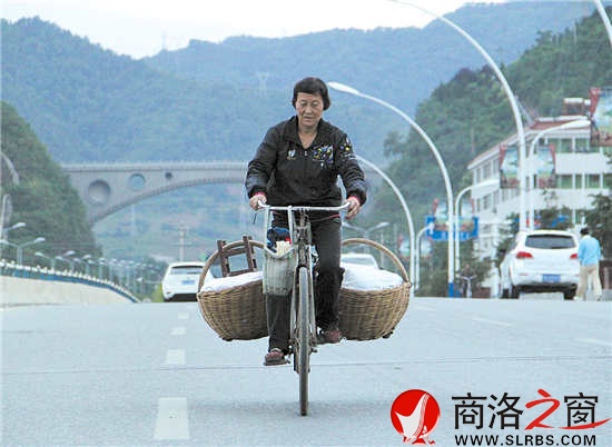天空還未大亮，李建娥就已騎車帶著粽子到了丹江橋。