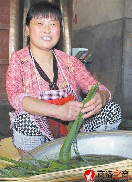 說到洗葉子也是一件辛苦活時(shí)，王文武的妻子笑著說，沒有包粽子辛苦。
