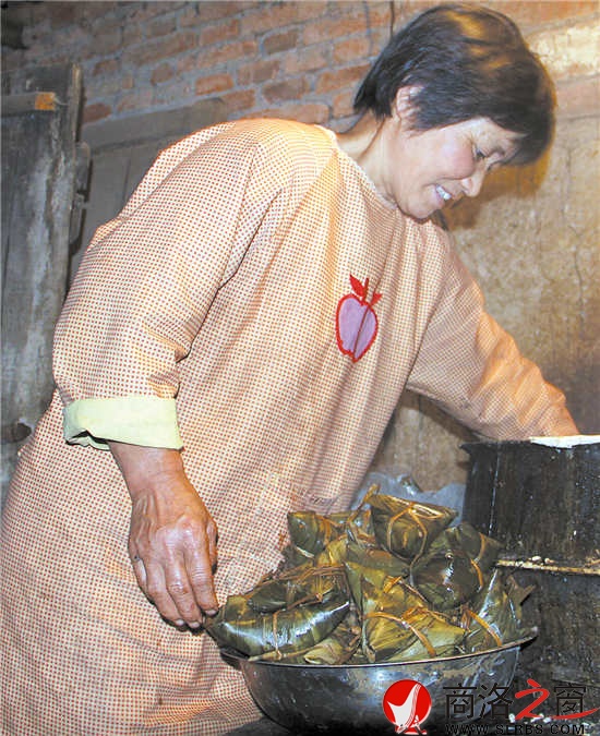 凌晨4:20，風(fēng)建霞正從鍋里往外撈粽子。