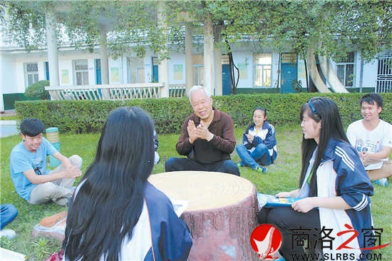 今年高考前夕，呂清太老師來到商南高級(jí)中學(xué)對(duì)參加高考的學(xué)生進(jìn)行心里輔導(dǎo)。