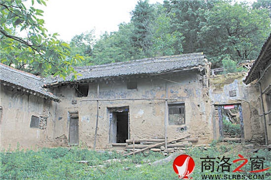 沿著崎嶇的山路，到處都是破舊的房屋、豬圈、狗窩，這些似乎都向外界訴說著昔日的繁華。