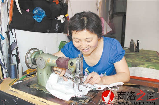 原本專門做衣服的魏淑英現(xiàn)在只能做些縫縫補補的零活