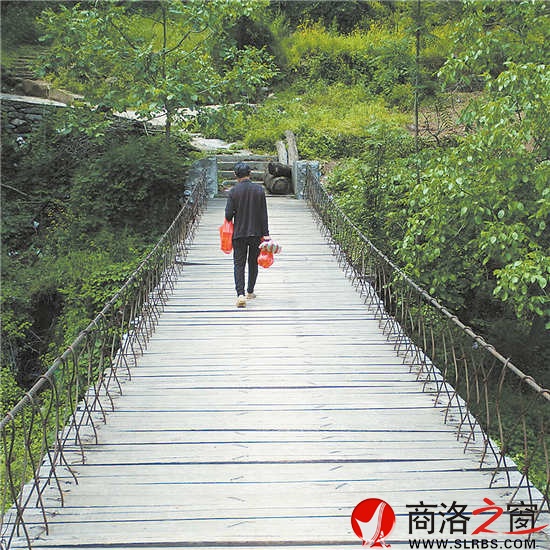 走在安靜的時光里。一座小橋，拉近了山的距離。