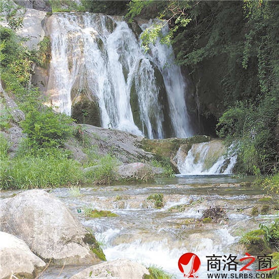 龍?zhí)?，飛瀑如鏈，潭水透澈，風景如畫。