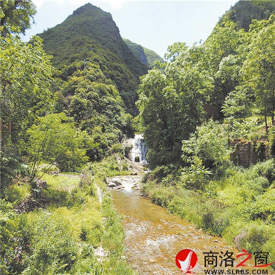 龍洞溝，一泓清泉蜿蜒而出，經(jīng)年清澈，四季不枯。