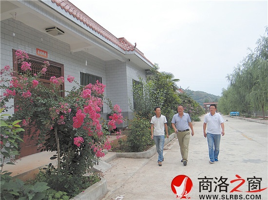走在美麗的王山底村移民小區(qū)街道上，感受田園詩般的享受。