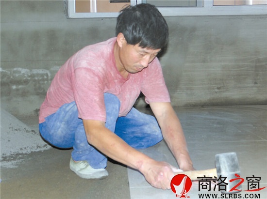 韓勇智干活認真細致，在業(yè)主間留下了很好的口碑，請他鋪地磚的住戶源源不斷，不少家裝公司也邀請他加入。