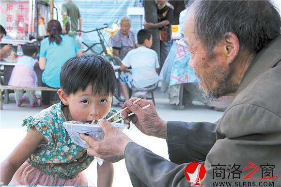 對(duì)于雷雪娟而言，暑假生活里最幸福的事就是吃爺爺給她買的涼皮。