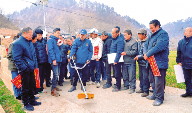 技術培訓到田間 免費發(fā)放割灌機